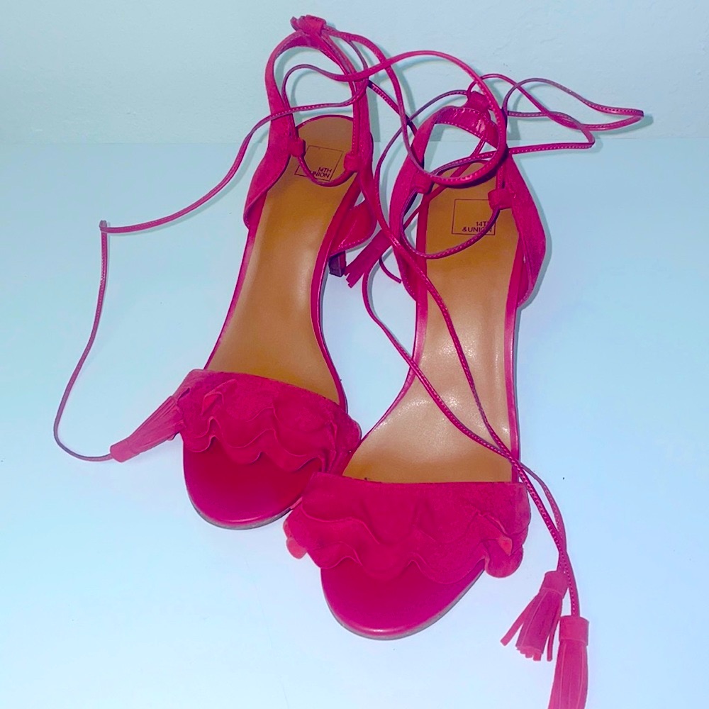 14 Th And Union 2 Inch Heels Ruffle Side Design Cranberry Pink Size 9